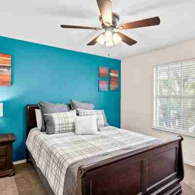 HOT TUB Garden Spa Near Sea World, Six Flags, Lackland, and Downtown Rooms
