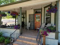 Charming 4-bedroom Pearce Historic Farmhouse in Roseburg with AC and WIFI - 4 stjerner