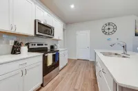 New Spacious 4-bedroom house in charming Ankeny with WiFi, AC-Prime Location