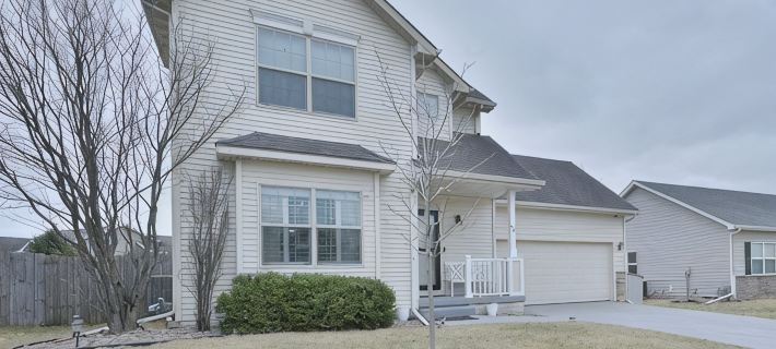 Entire Home-Beautiful 4BR, 3.5BA Retreat in Ankeny, Iowa 2 King Beds, Fenced, AC Hoteles en Ankeny