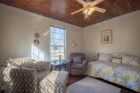 Comfy and Cozy 5 min walk to the Gulf in Historic District - Country Houses