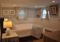Anchors Away Inn 2 Br Apt 1 min walk to the Beach King & Queen - Wifi