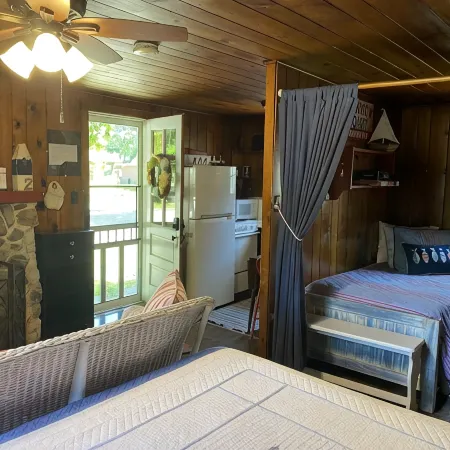 Parkview Cottage #2 - 1/2 block to city beach