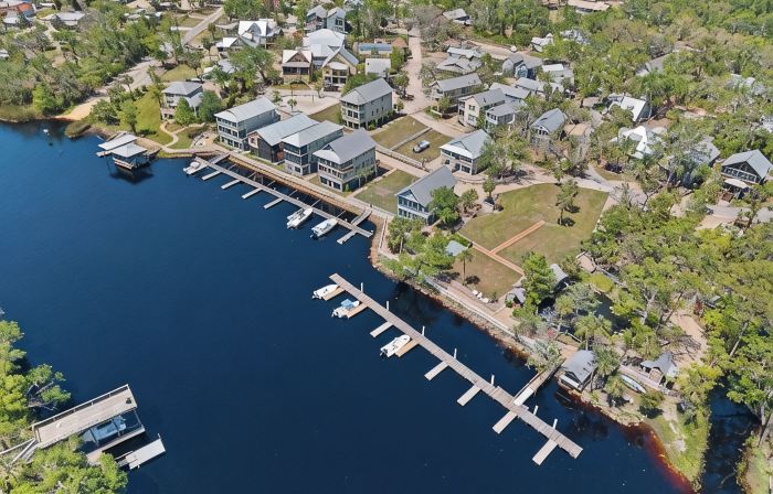 Southern Pines- Sleeps 20 with Community Pool and Docks