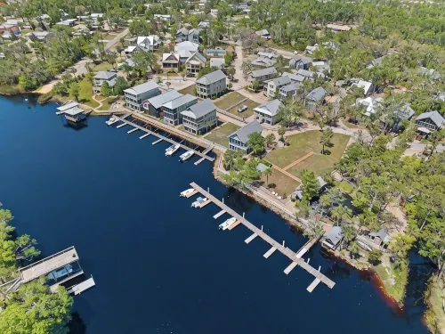 Southern Pines- Sleeps 20 with Community Pool and Docks - 民泊