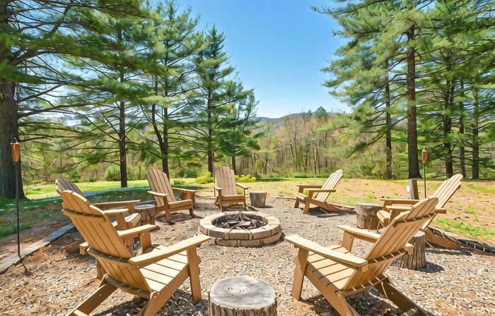 Beautiful Property with Mountain View & Privacy. Near Trails, Eateries & More!