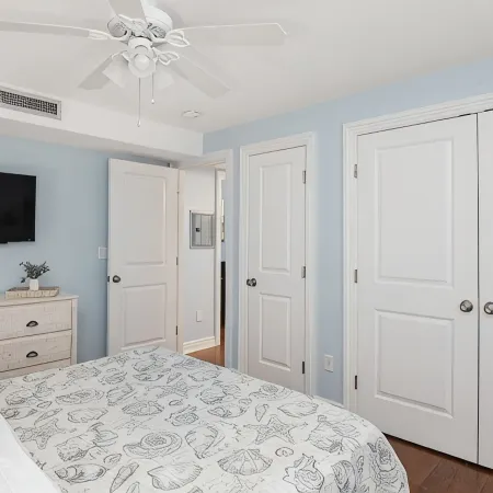 300ft to the Beach • Central A/C, Linens & Towels, Beach Badges & Gear Included