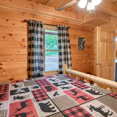 Beautiful ,spacious log cabin. Close to all the attractions in the Hocking Hills