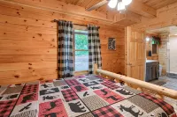 Beautiful ,spacious log cabin. Close to all the attractions in the Hocking Hills - Feriehus