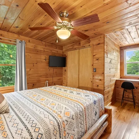 Beautiful Renovations, Hot Tub, Huge King Beds, Amenity Packed