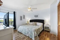 3 Pelicans - Waterfront Condo w Pool & Boat Trailer Parking - Pools