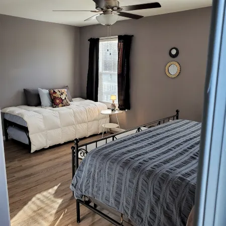 Private Retreat Bungalow-One Level, 2 blocks from Beach w/Porch & Deck Hotels in Colonial Beach