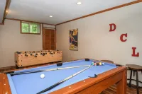 Log Cabin Retreat w/ Hot Tub, Game Room, Fire Pit - Alphydda
