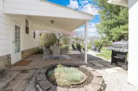 Cottage on Park - Close to Lake! - 3 estrellas