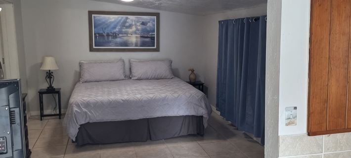 Lagoon shaped pool home with private back yard! Hotels in Vero Beach