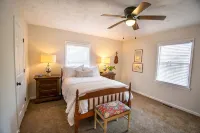 The Classic City Cottage-1 Mile from Downtown Athens! - 3-نجوم