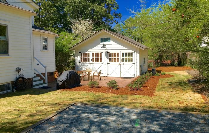 The Craddock - Tufts Home & Antique Carriage House - 6BR 5.5 Baths - Sleeps 12+