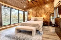 All is Found Riverfront Cabin with Sauna - Gym