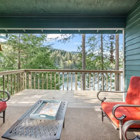 Stunning views, Strong Wi-fi, and Private Beach!