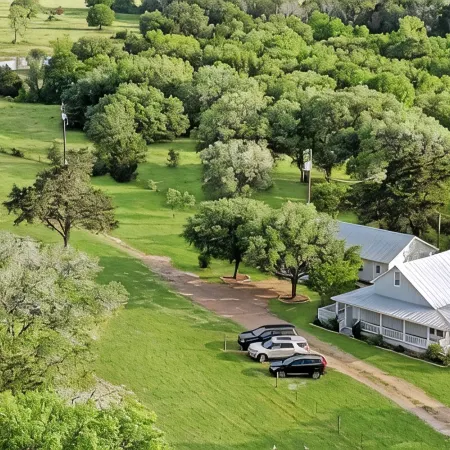 Luxury Round Top Farmhouse  / 6mil to The Square