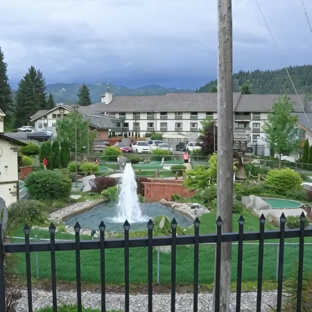 Icicle Village Resort, Luxury Queen Suite Condo. Just 1/2 mile from down town