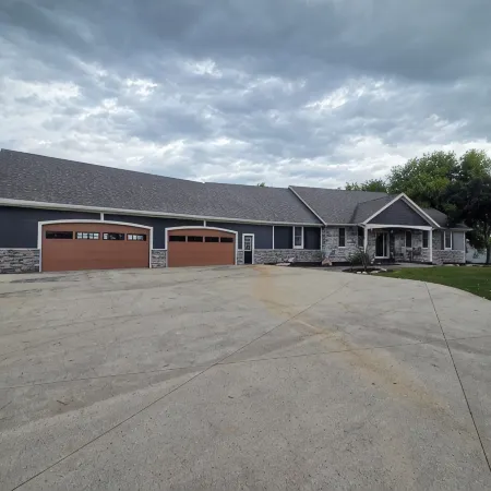 6 Bedroom house on 7 acres
