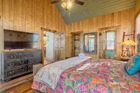 Ultra Peaceful Retreat! Large Cabin, 2 Masters on Main, Games & Lake! - Alphydda
