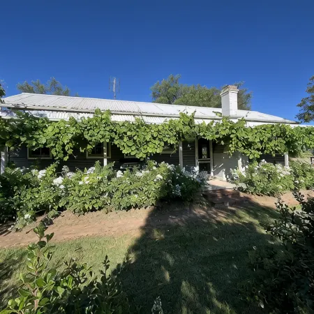 Chaffcutters Cottage - Pet friendly cottage in idyllic rural setting.