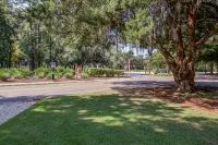 Ideal Location in Downtown Bluffton  ~Just Steps to the May River - Bathtub