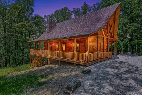 Whispering Trees Lodge , sleeps 10, 4 miles from Old Man's Cave - شاليه