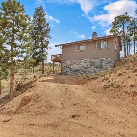 Falcon Ridge Chalet-Woodland Park: WiFi & Views, Deck and Views of Pikes Peak