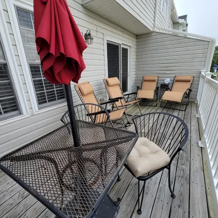 5 Blocks to Beach, Heated Pool, Parking, Two Master Suites - Full Townhouse
