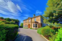 The Pines Guest House - Homestays