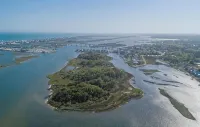Large home sitting on the marshlands with all your beach vacation needs! - 4-Sterne