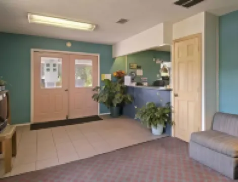 Super 8 by Wyndham Chipley