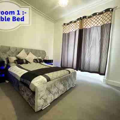 "luxury 3 Bedroom Entire Flat at Affordable Price, Self-Check in/Out, Sleeps 8" Rooms