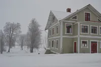 Strandgården Hoverberg. Hotels near Klövsjö-Storhogna skidområde