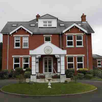 The Lodge Duxford Hotel Exterior