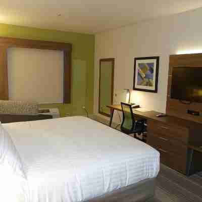 Holiday Inn Express & Suites Brentwood Rooms