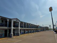 Super 8 by Wyndham la Marque TX/Texas City Area Hotels in Hitchcock