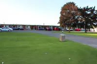Colonial Motel - parking
