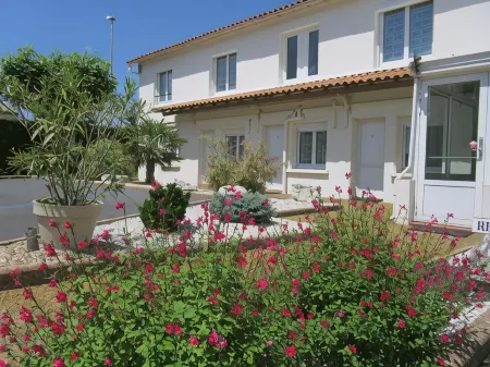 Cit'Hotel les Atlantes Отели рядом с достопримечательностью «Spa Thermal Philae»