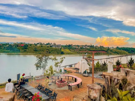 Kiss House Coffee and Glamping Отели в г. Di Linh