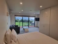 Diamond Island Resort, Restaurant & Bar and Penguin Show Hotels in Bicheno