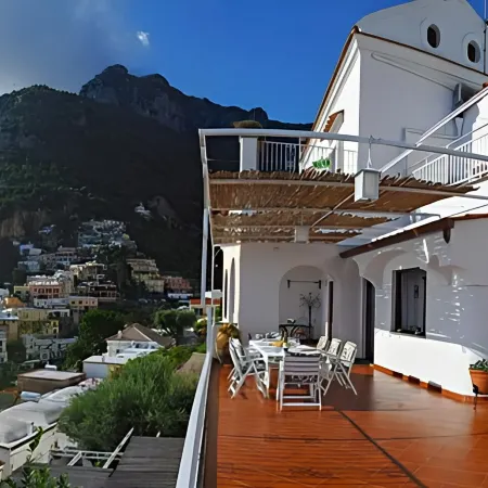 Elegant and central villa with private gated parking in Positano