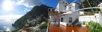 Elegant and central villa with private gated parking in Positano