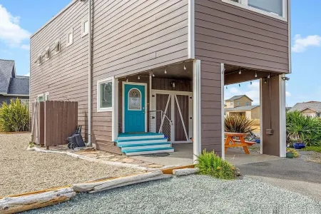 3Br Bungalow • 1 Block to Beach •Shuffleboard•Ocean & River Views • Bandon Dunes