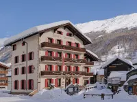 Hotel Bahnhof Hotels near Summit Ski & Snowboard School