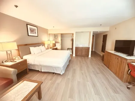 Ramada Plaza by Wyndham Garden Grove/Anaheim South Отели рядом с достопримечательностью «Университет Стантон»