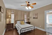 Broadmoor 3 Bed Pet Friendly Fenced Backyard Các khách sạn gần Kairos Global Llc